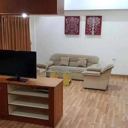 Jolly Guesthouse & Restaurant Pattaya ภายนอก รูปภาพ