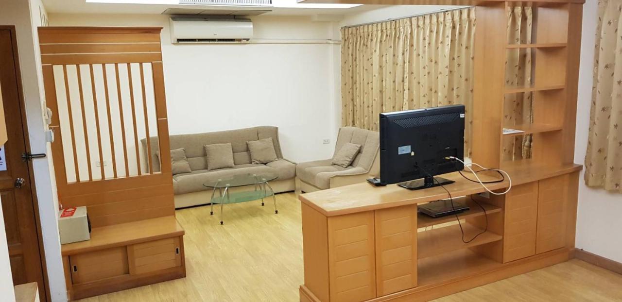 Jolly Guesthouse & Restaurant Pattaya ภายนอก รูปภาพ