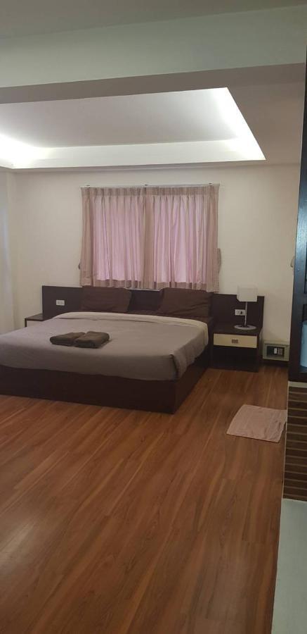 Jolly Guesthouse & Restaurant Pattaya ภายนอก รูปภาพ