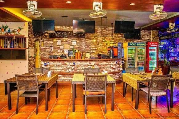 Jolly Guesthouse & Restaurant Pattaya ภายนอก รูปภาพ