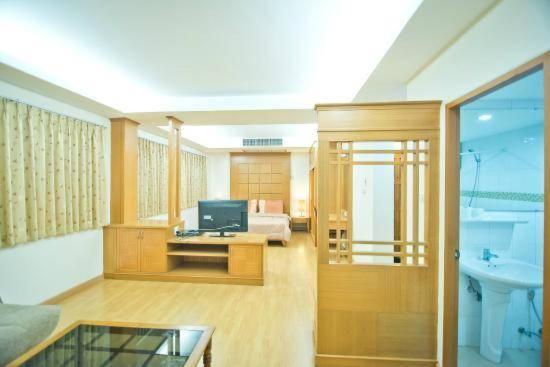 Jolly Guesthouse & Restaurant Pattaya ภายนอก รูปภาพ