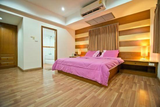 Jolly Guesthouse & Restaurant Pattaya ภายนอก รูปภาพ