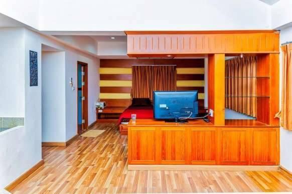 Jolly Guesthouse & Restaurant Pattaya ภายนอก รูปภาพ
