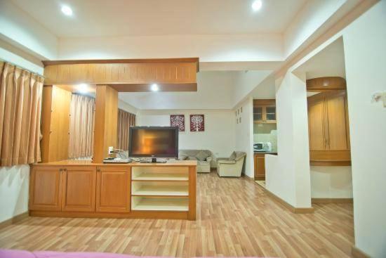 Jolly Guesthouse & Restaurant Pattaya ภายนอก รูปภาพ