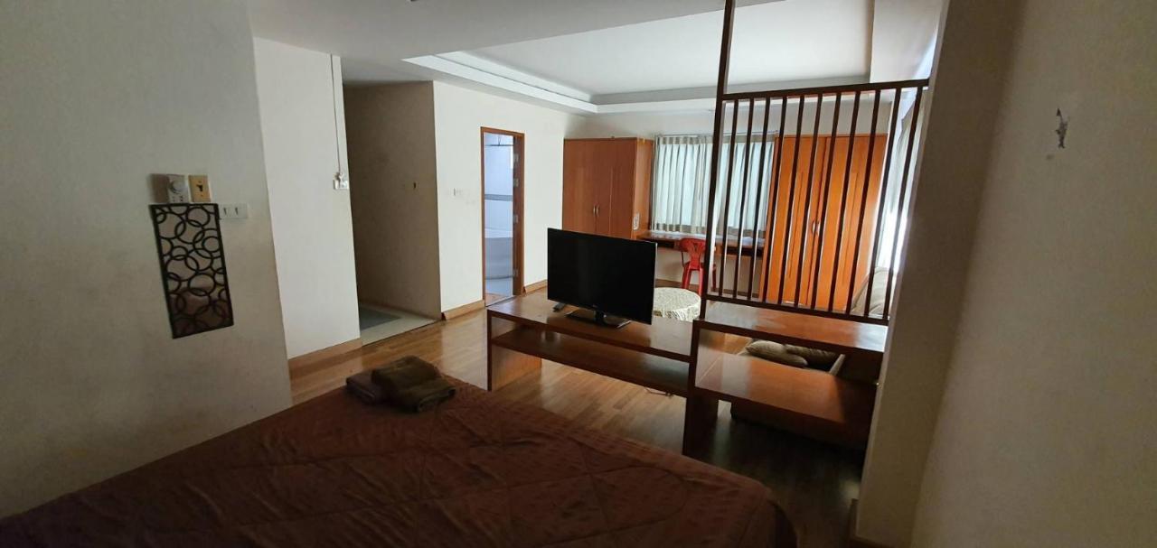 Jolly Guesthouse & Restaurant Pattaya ภายนอก รูปภาพ