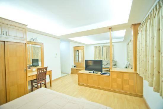 Jolly Guesthouse & Restaurant Pattaya ภายนอก รูปภาพ