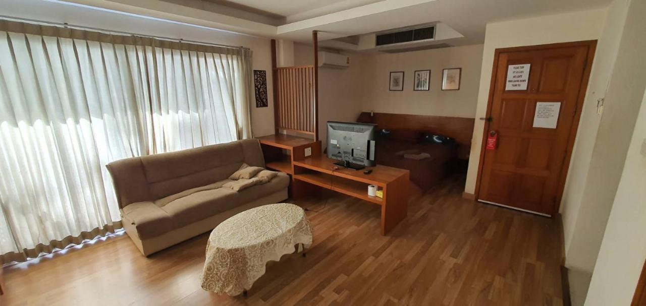 Jolly Guesthouse & Restaurant Pattaya ภายนอก รูปภาพ